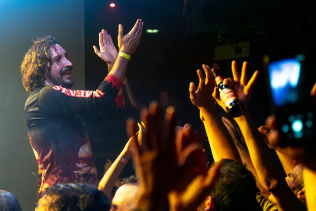 Un artista canta junto al público durante un concierto