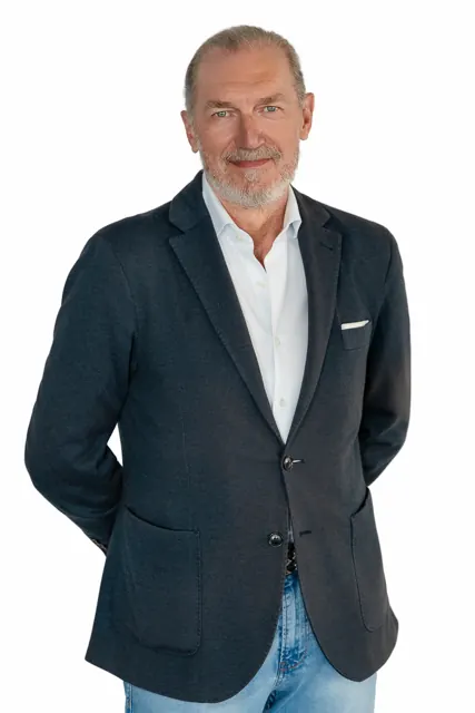 Retrato profesional en estudio de un hombre con americana